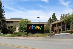 Logo eBay na budově společnosti