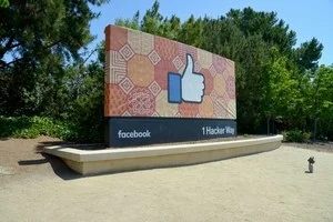 Nápis Facebook u vstupu do sídla společnosti