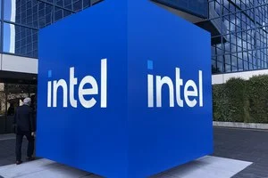 Logo Intel před budovou společnosti