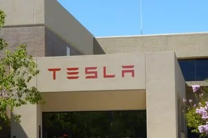 Logo Tesla na budově společnosti