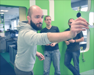 Kolegové při teambuildingu