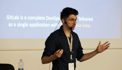 Člen týmu profiq přednáší na konferenci TestCrunch